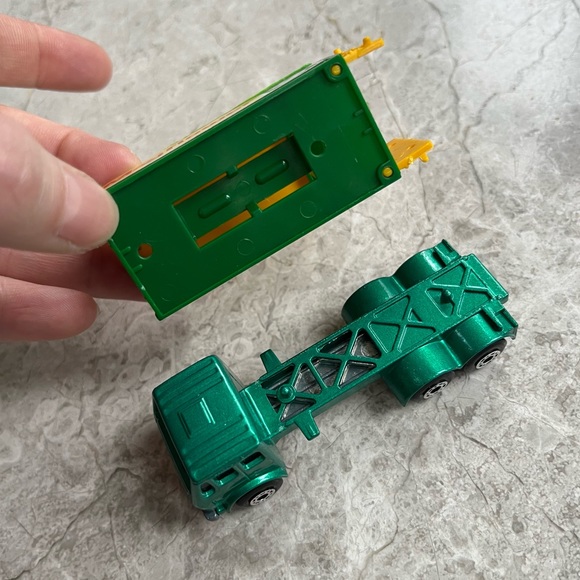 🎈Vtg MATCHBOX Superfast No. 42. “Mayflower” MERCEDES TRUCK. ©️1976. - Picture 4 of 5